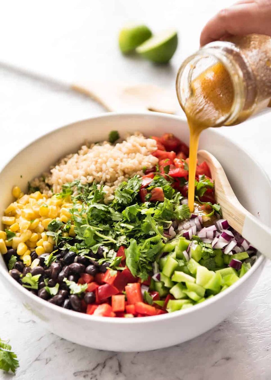 ¡Brillante, picante y lleno de sabores, esta ensalada de arroz de vaquero te transportará en la naturaleza salvaje y salvaje!