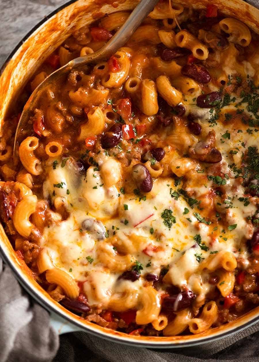 Chile Mac en una cacerola blanca, recién salido de la estufa lista para ser servido