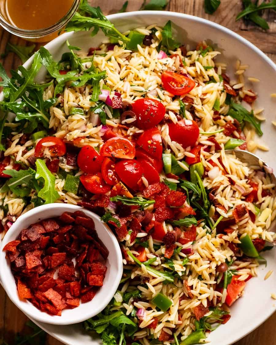 Gran tazón de ensalada italiana de rish / orzo con piezas de salami crujientes