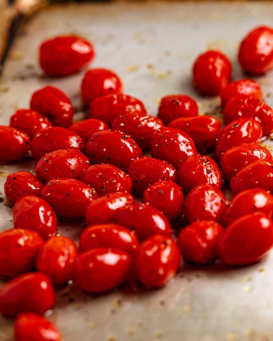 Tomates cherry explotados asados ​​para la ensalada de farro