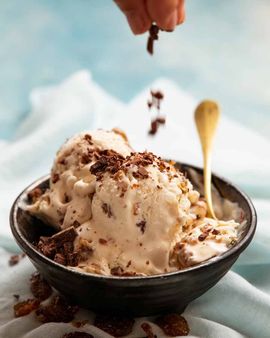 Chocolate espolvoreado o helado de pasas de ron