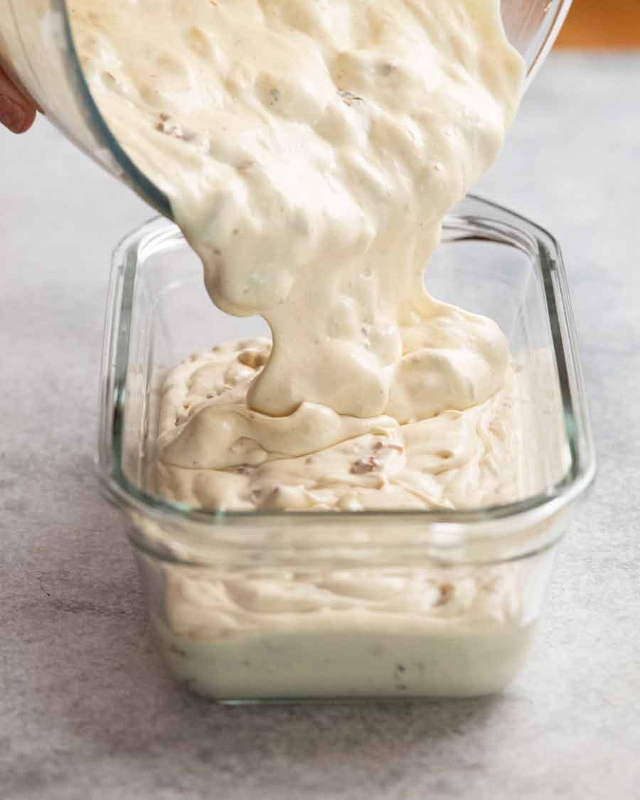 Vierta helado ron de ron en un recipiente de crema