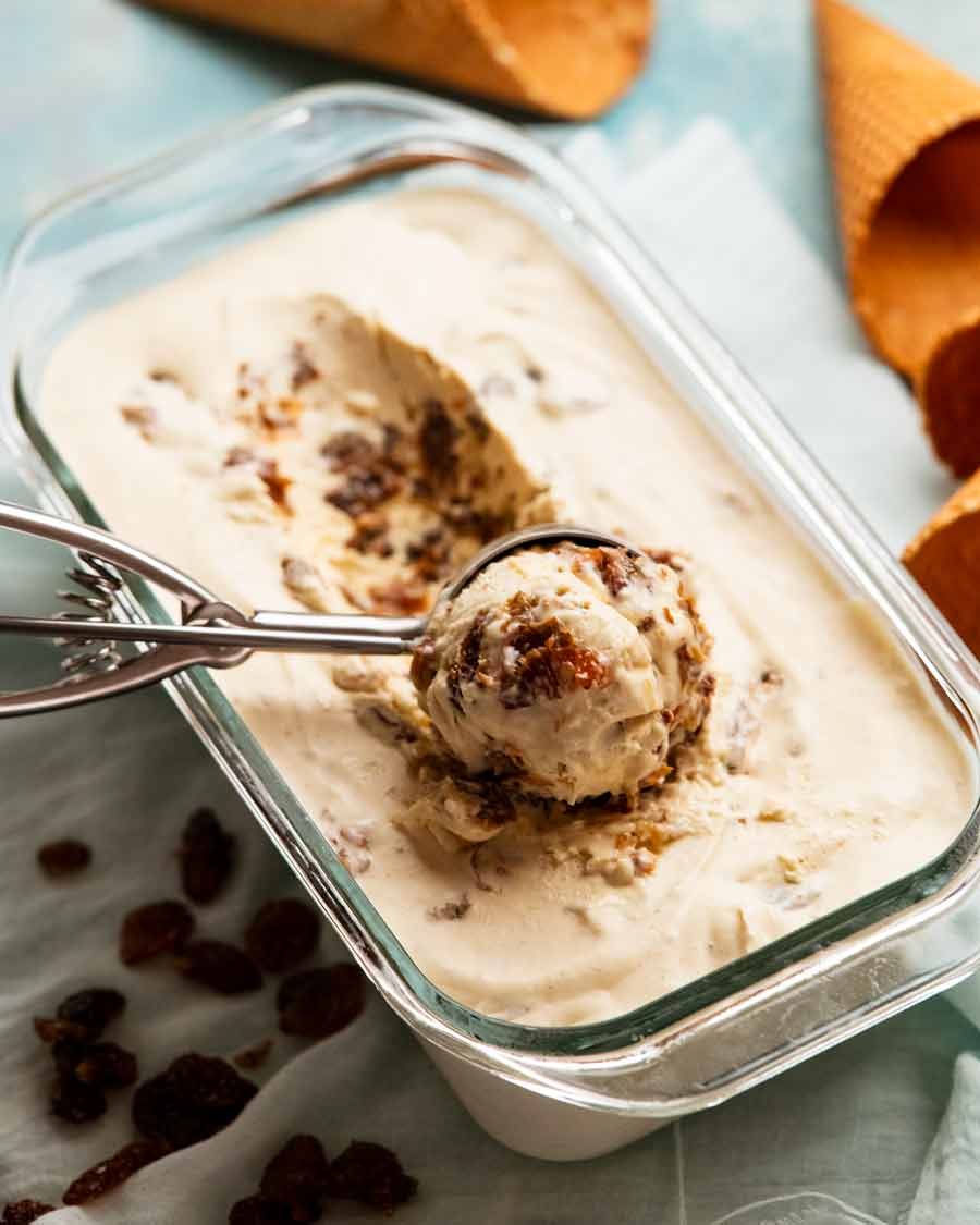Helado de ron recogiendo ron