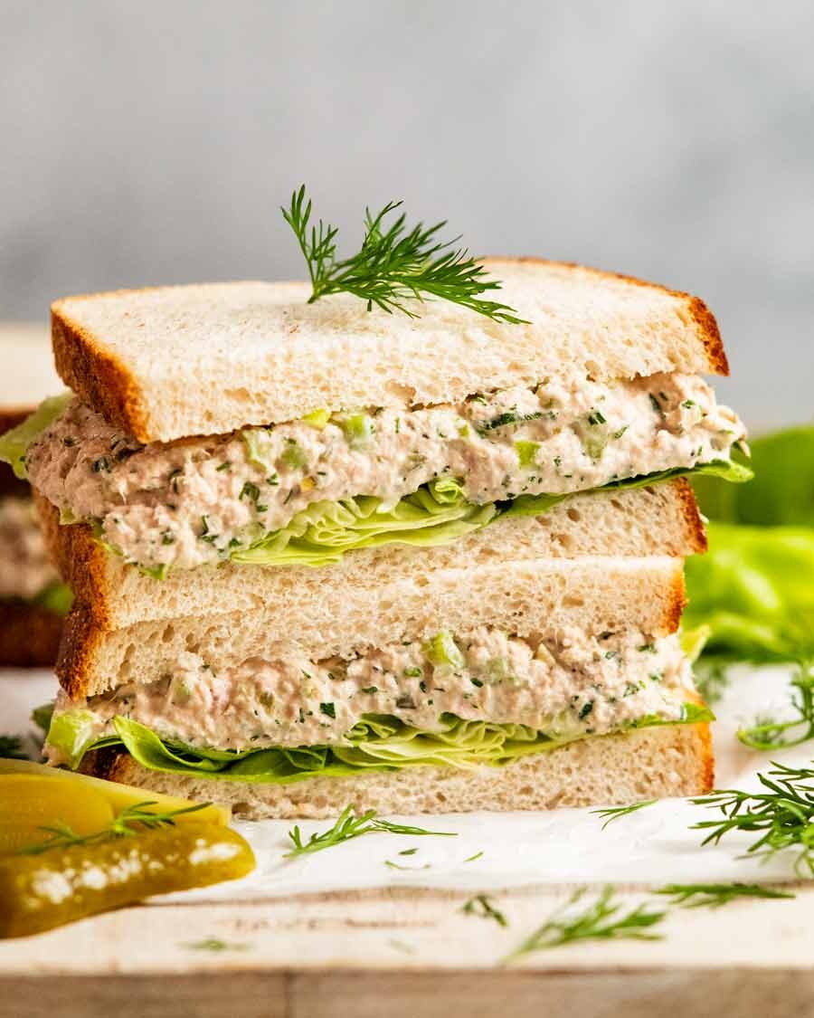 pila de sándwich de atún