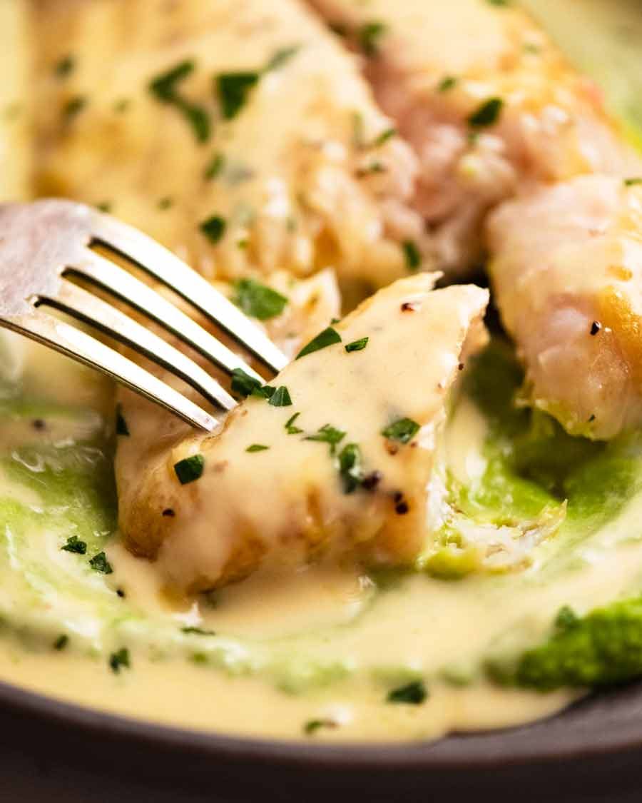 Close -up de Vivaneau con salsa de vino blanco y puré de guisantes