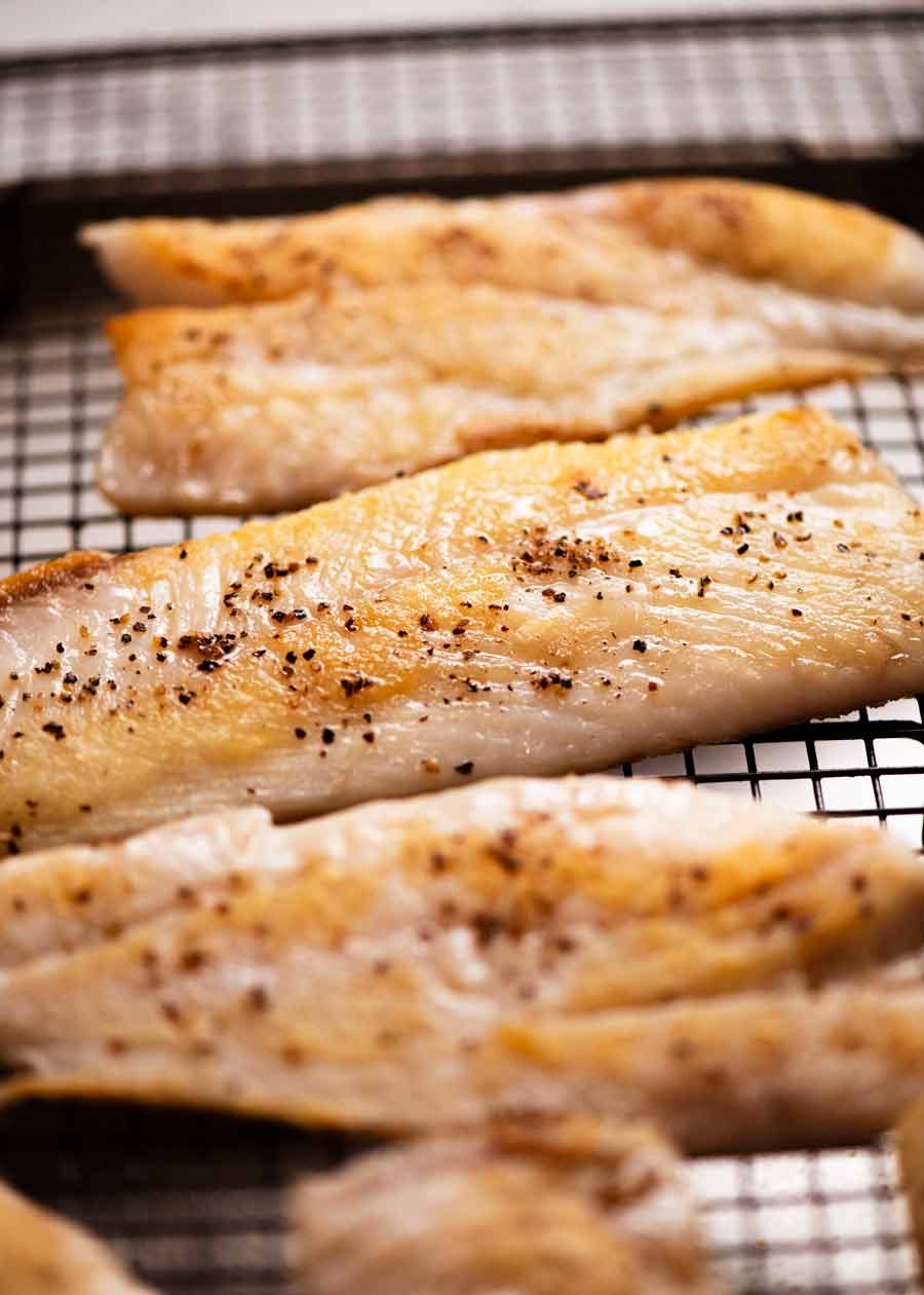 Vivaneau Nets cocinadas listas para ser servidas con una salsa de vino blanco