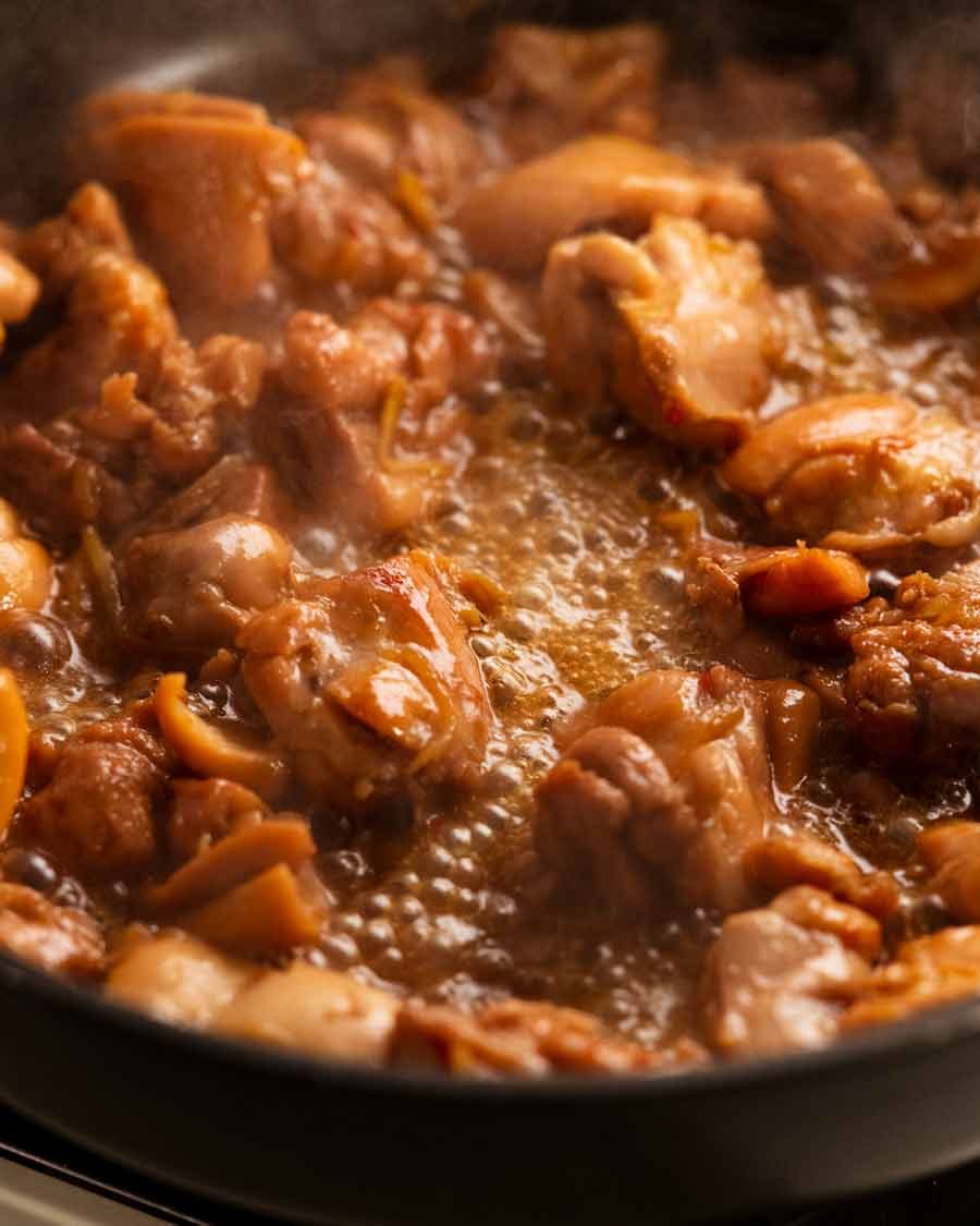 Hacer pollo con jengibre con caramelo vietnamita