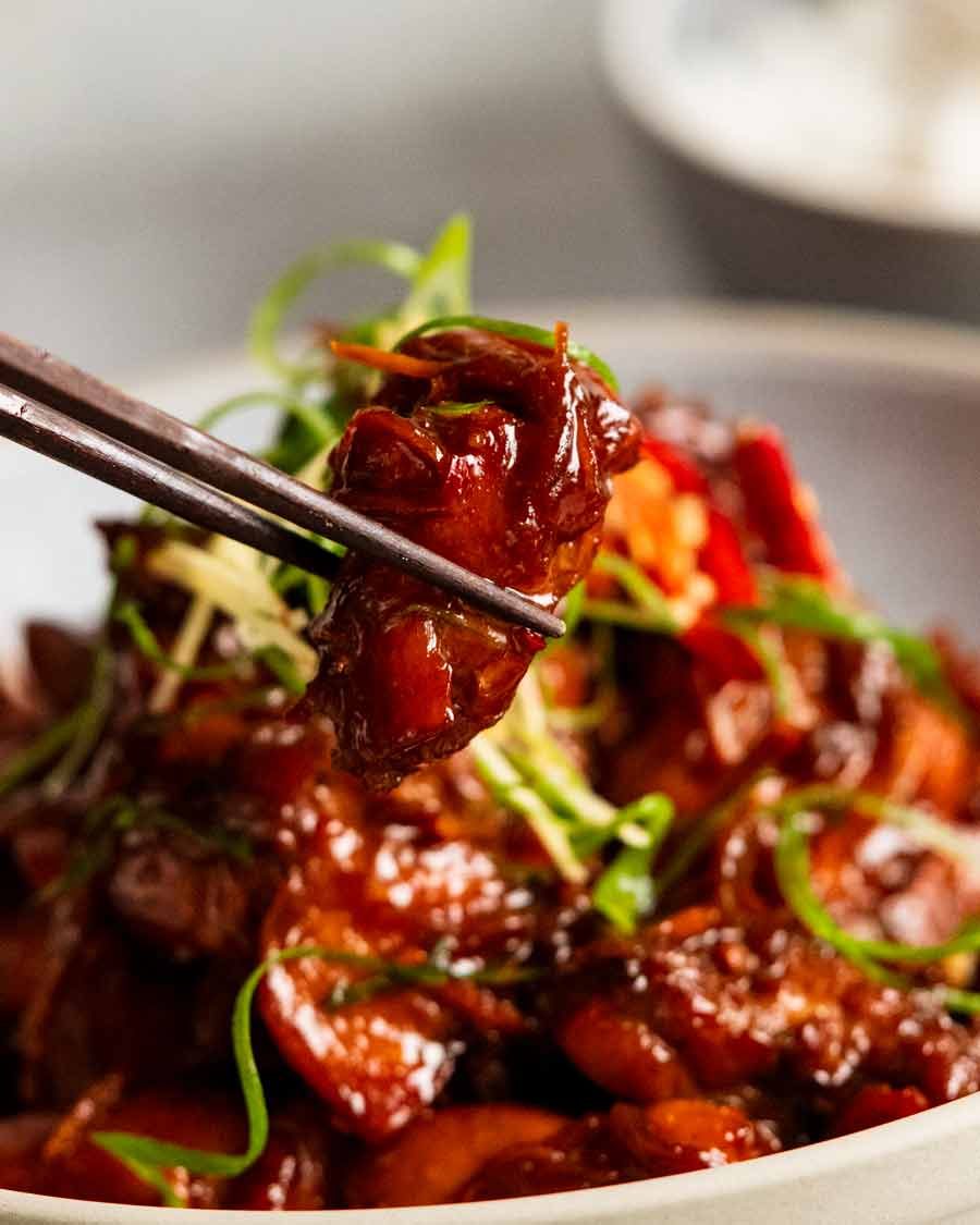 Cerrar de un trozo de pollo con jengibre con caramelo vietnamita
