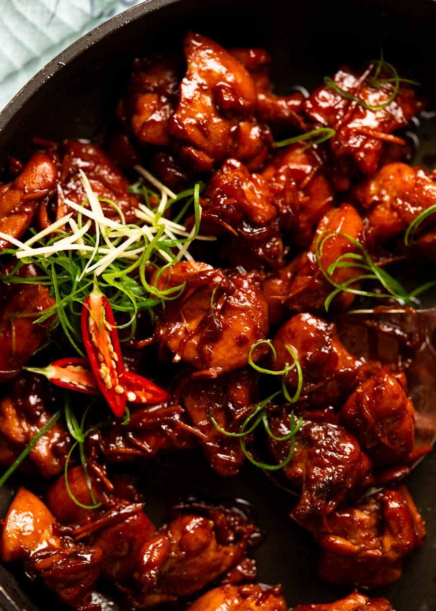 Pollo de jengibre con caramelo vietnamita en una cacerola