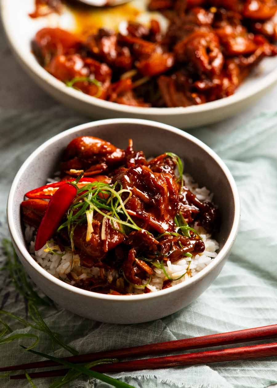 Pollo de jengibre con caramelo vietnamita servido con arroz