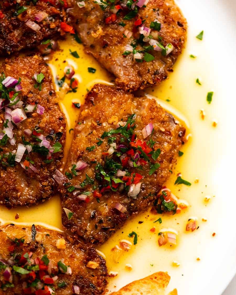 Foto de primer plano sobre las sardinas en la corteza mediterránea en un plato, listo para ser servido