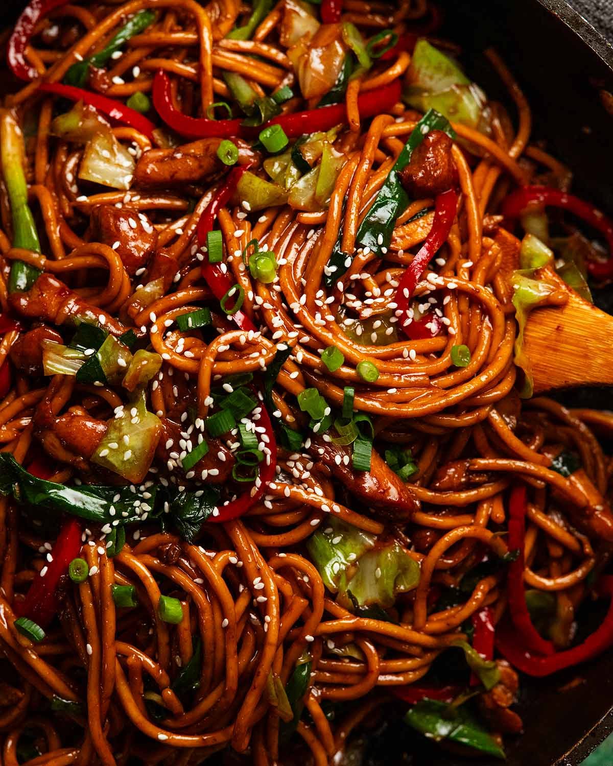 Foto de cierre de fideos Hokkien con pollo