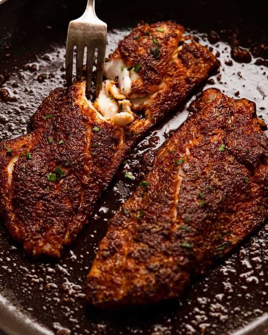 Pescado jamaicano recién cocinado