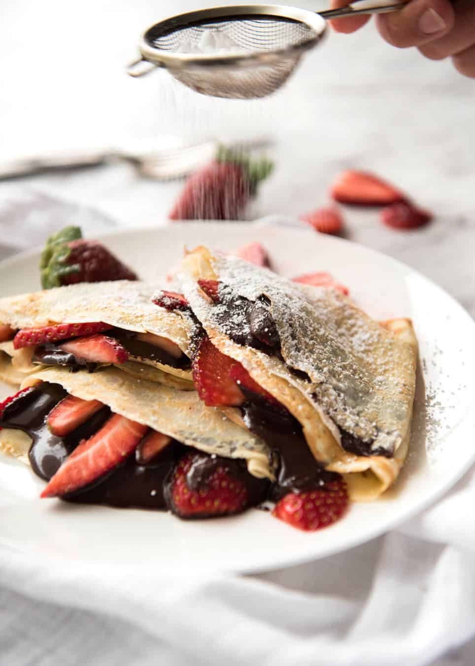 Pancakes de Nutella con fresas: ¡la masa es un trabajo de 10 segundos cuando se hace con una batidora! ¡Y no necesitas una sartén, solo una sartén! Repenetineats.com