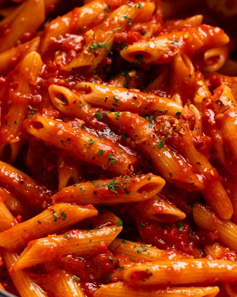 Close -up of Penne All'arrabbiata (pasta de tomate picante)