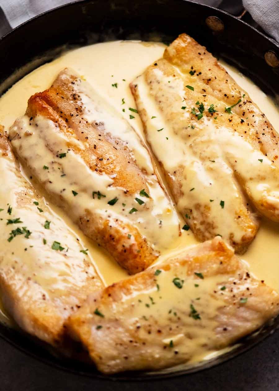 Pescado fresco cocinado con salsa de vino blanco