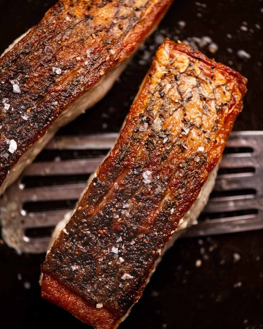 Foto de cierre de la piel crujiente de barramundi