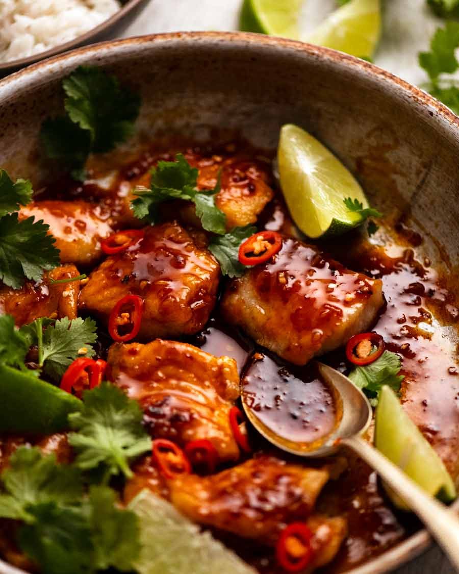 Cerca de pescado con chile recién preparado en una sartén