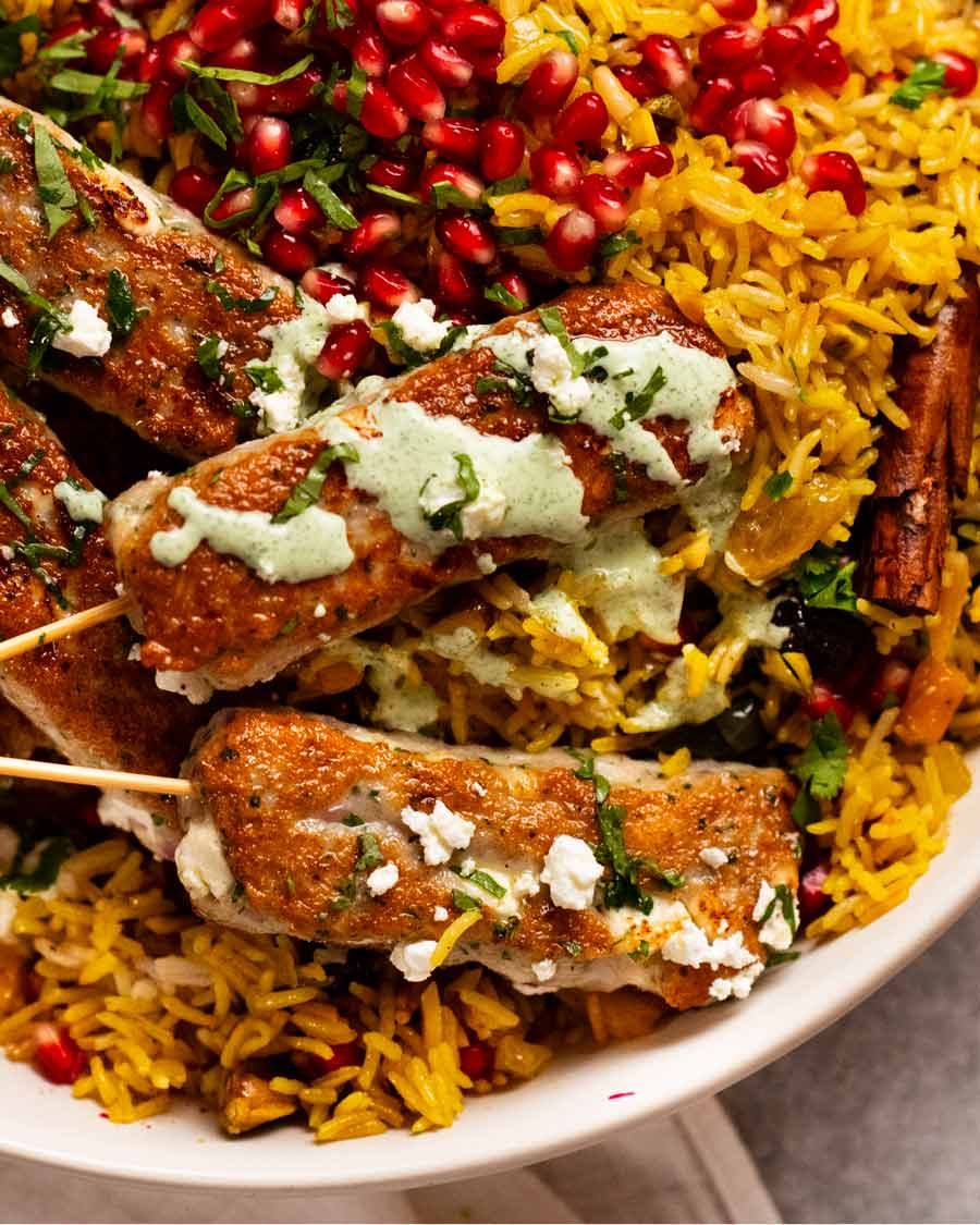 Joya de arroz con pescado koftas en un set para ser servido