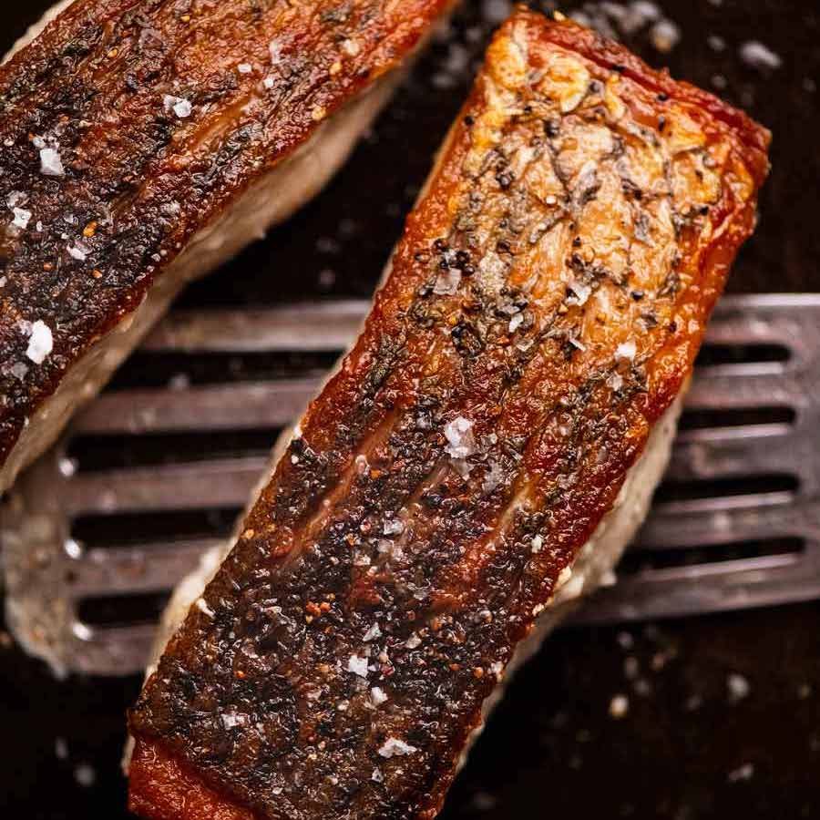 Foto de cierre de la piel crujiente de barramundi