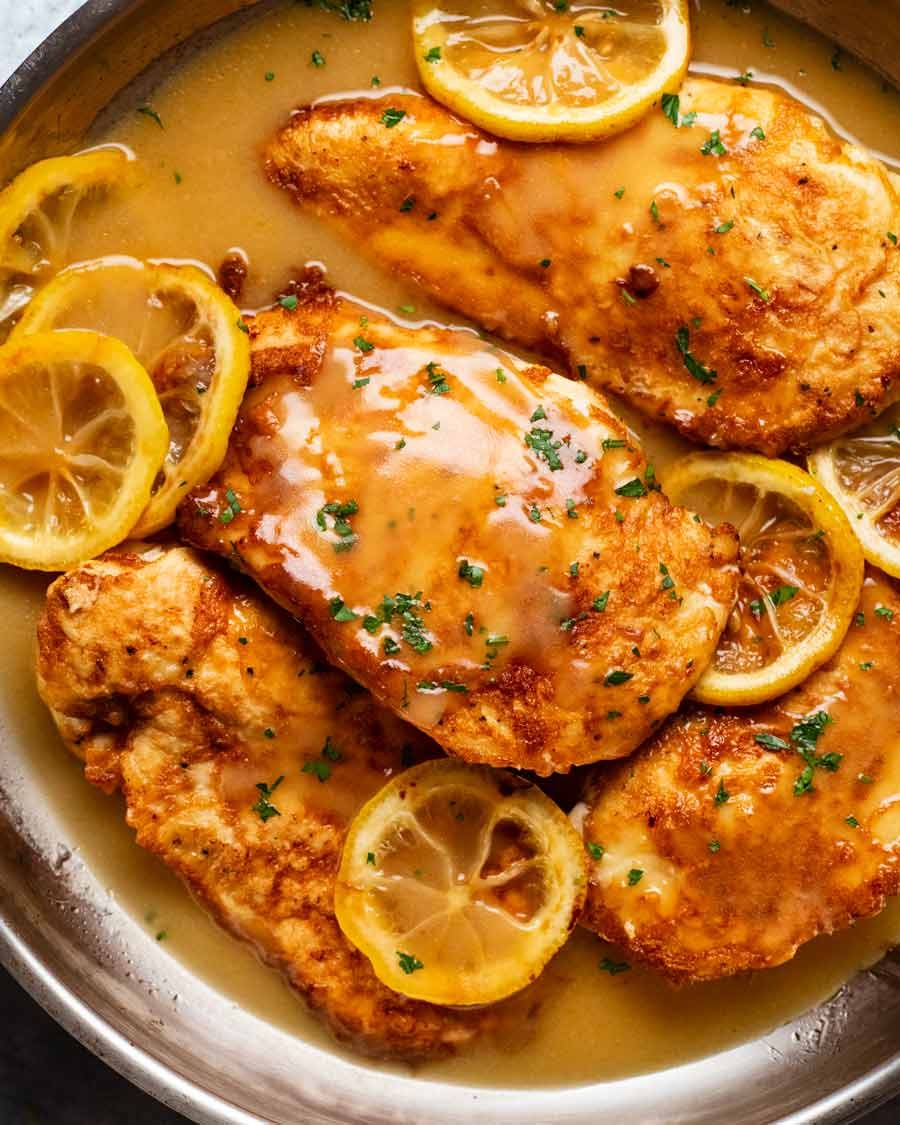 Chicken Francese en una cacerola lista para ser servido