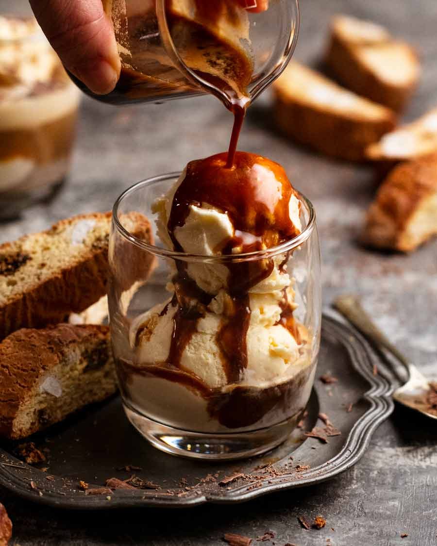 Vierta café sobre helado para affogato