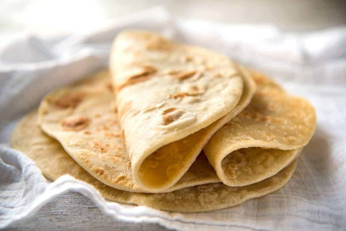 Esta receta de pan plano está hecha sin levadura, pero es suave, flexible y maravillosamente húmeda. Repenetineats.com