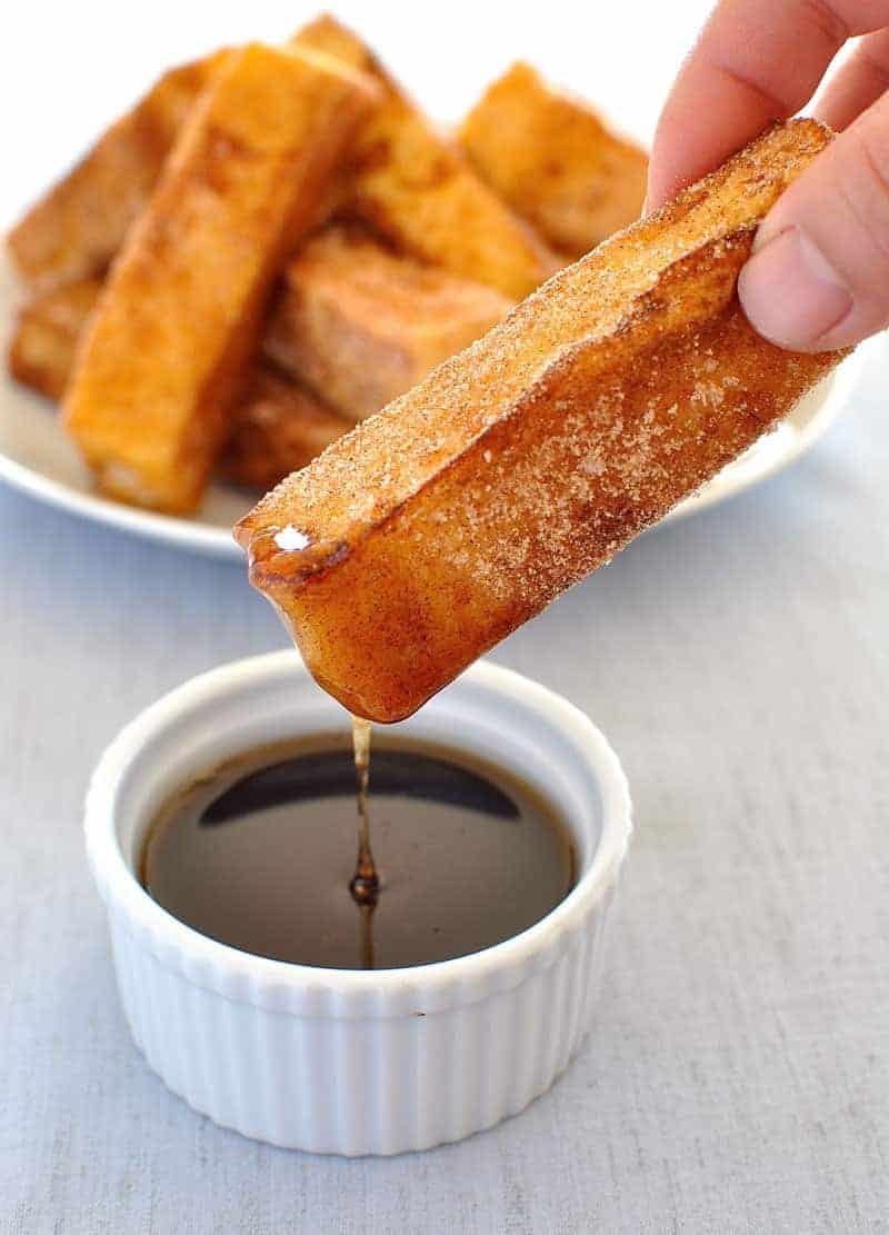 Toast French: tostadas francesas que puedes comer con los dedos, tiene un sabor a la rosquilla de canela y está sobre la mesa en 15 minutos. Repenetineats.com