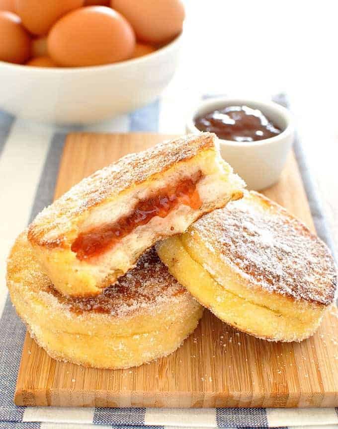 Tostada francesa de mermelada de donas con una mordida