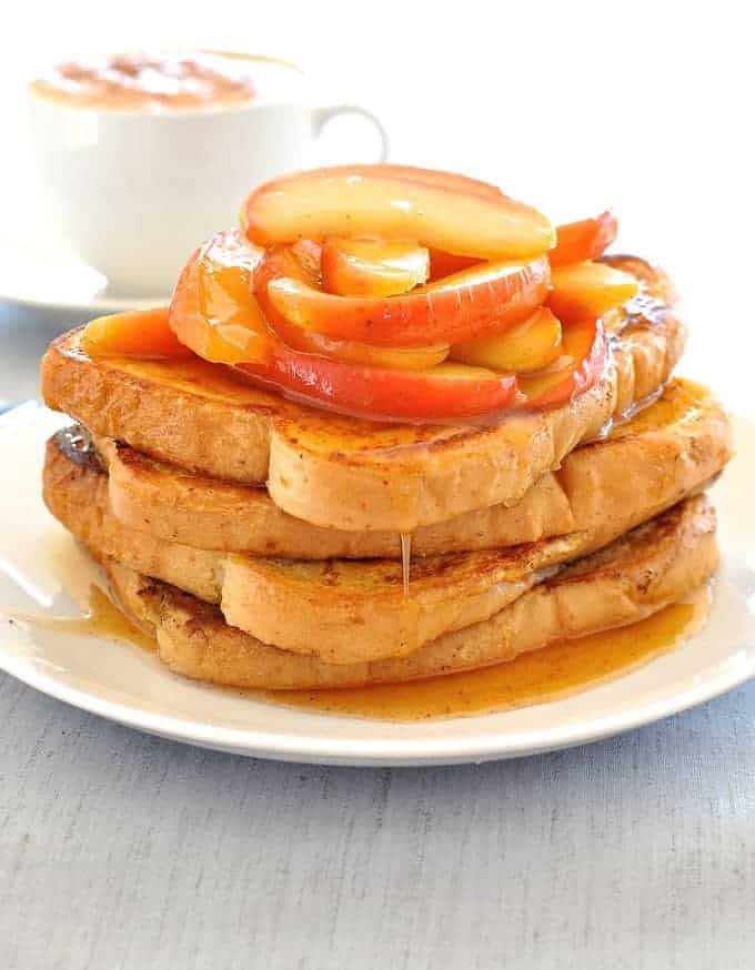 Este montón de pan tostado francés forrado con gloriosas manzanas sonrojadas que gotean con jarabe está sobre la mesa en 15 minutos.