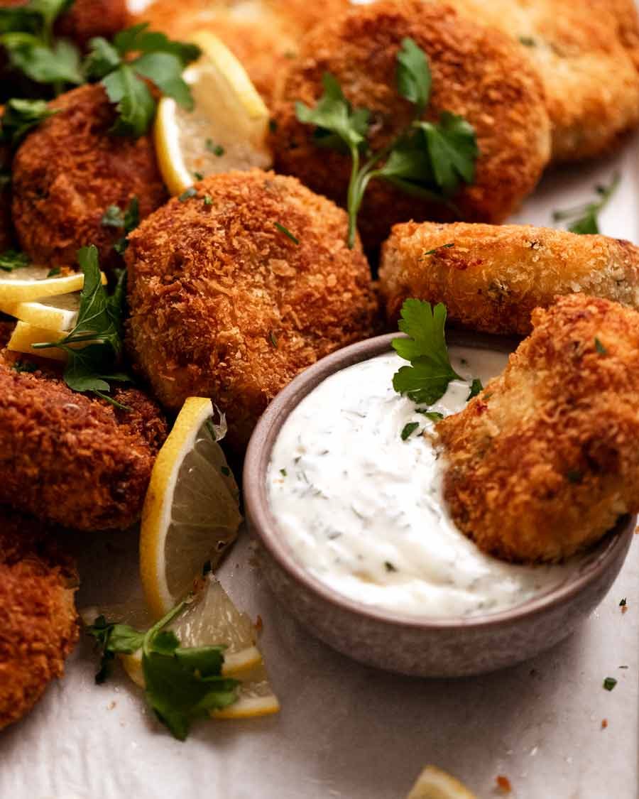 Cerrar los pasteles de pescado con salsa de tartar