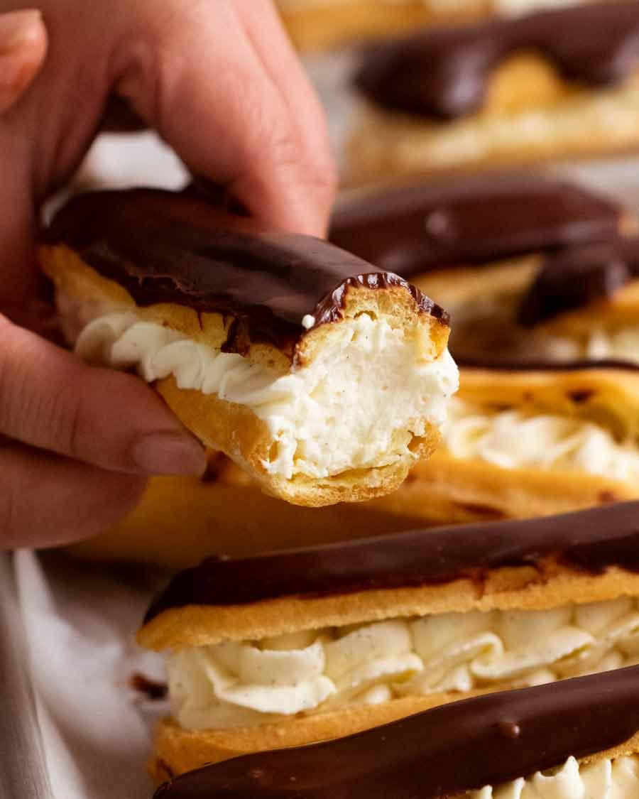 Mostrando el interior de los eclairs