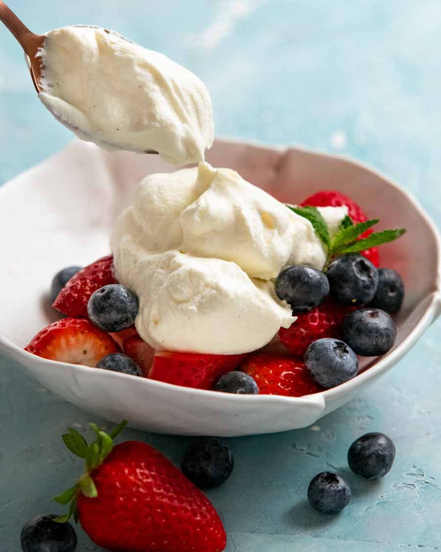 Crema Chantilly - crema batida francesa dulce en un tazón de fruta