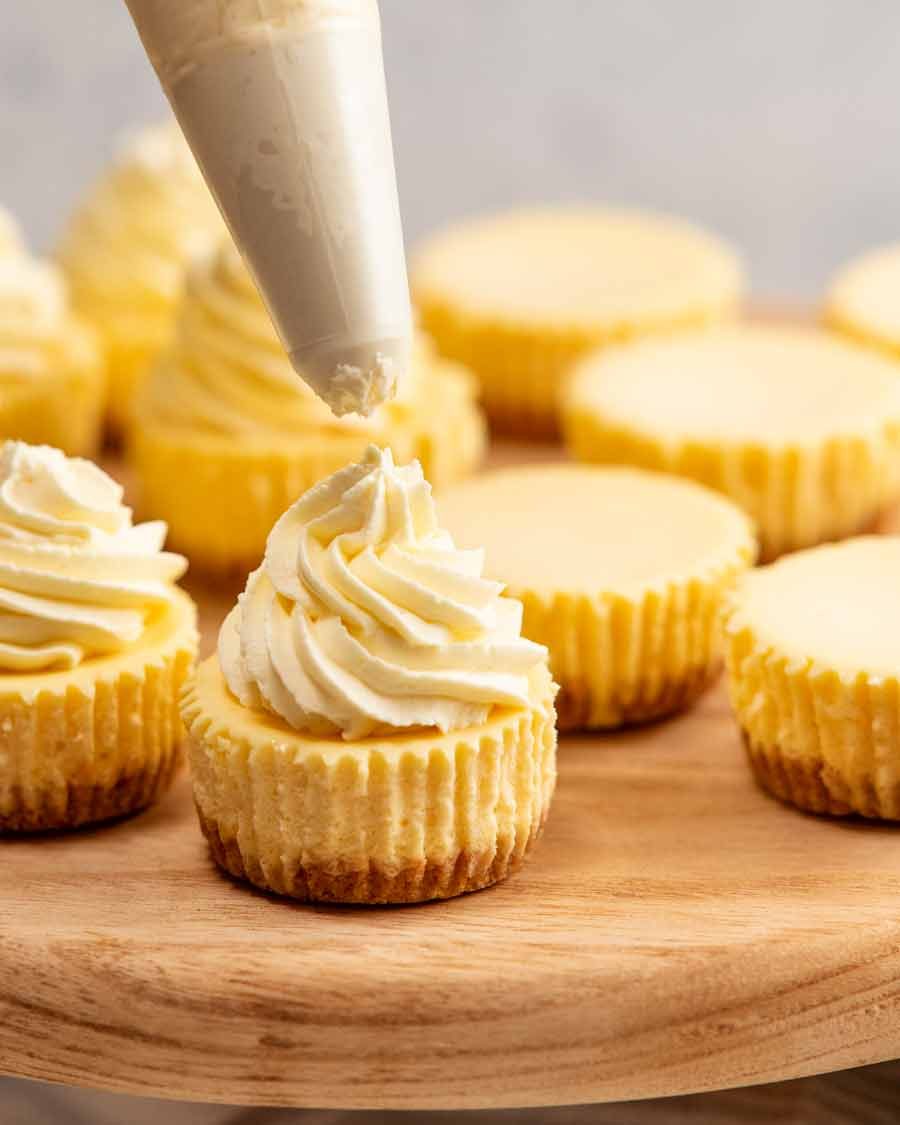 Crema de tubería en mini pasteles de queso