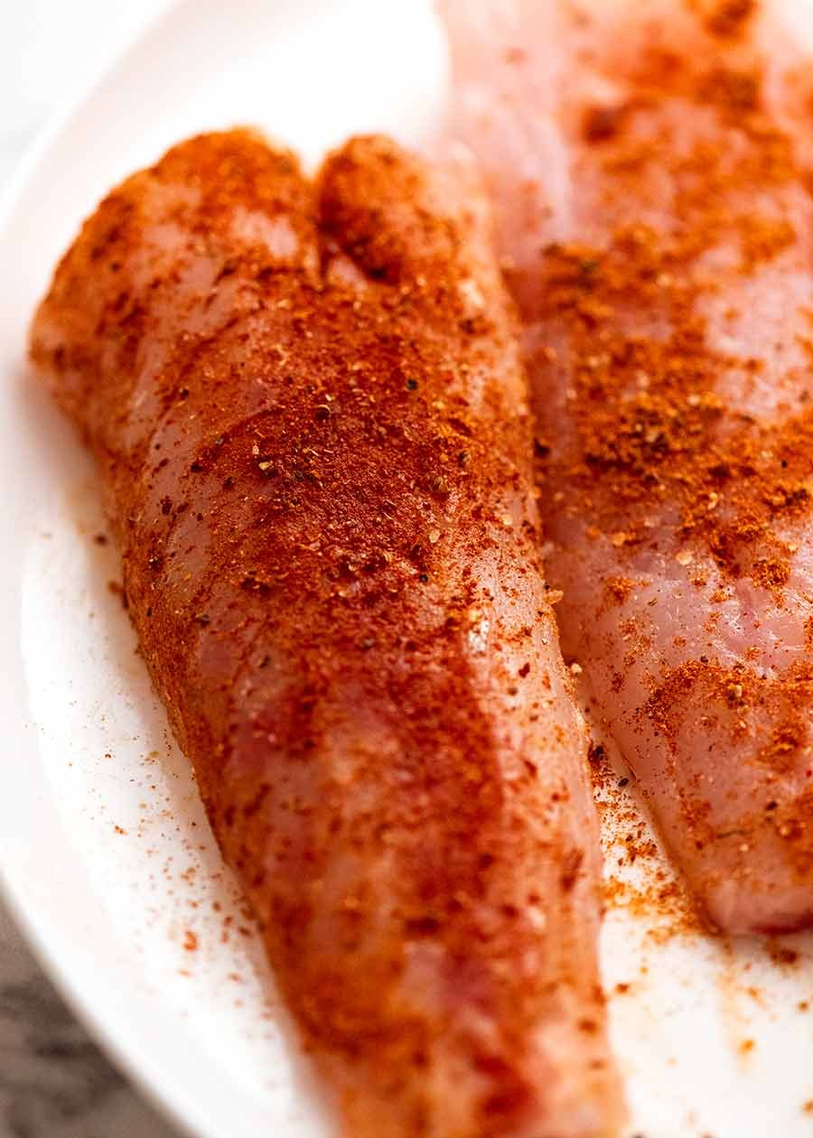 Filetes de color plano con cosecha con condimento de pescado - Roce de especias para pescado