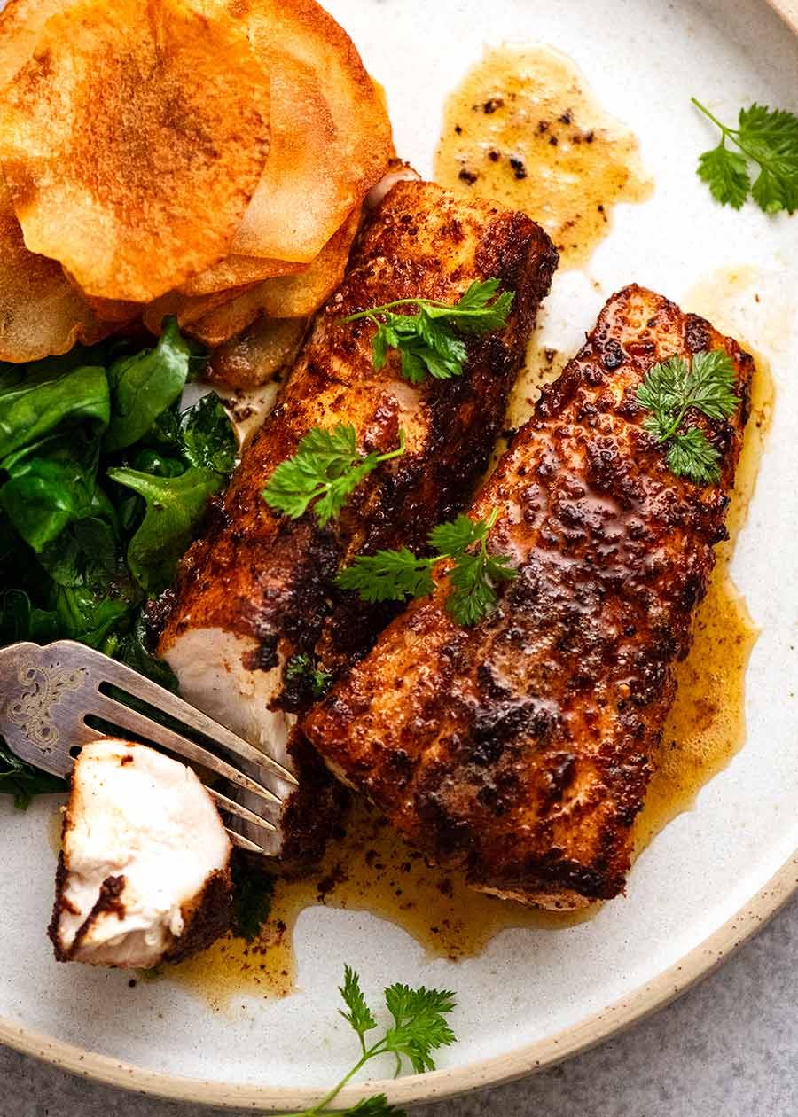 Cabezas planas cocinadas con el condimento en un plato, recién salido de la estufa