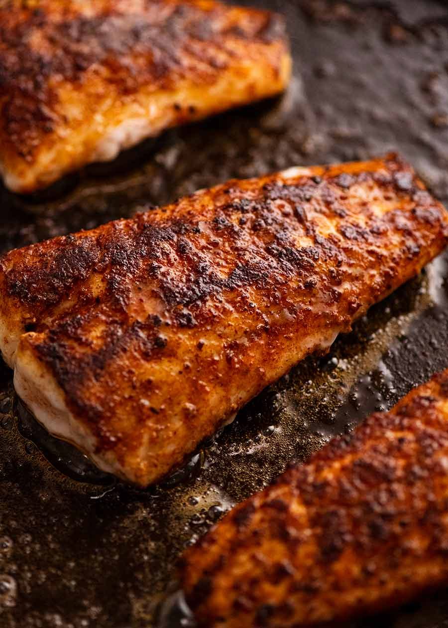 Close -up de filetes de cabeza plana recién cocinados con condimento de pescado - espalda de espuma para pescado