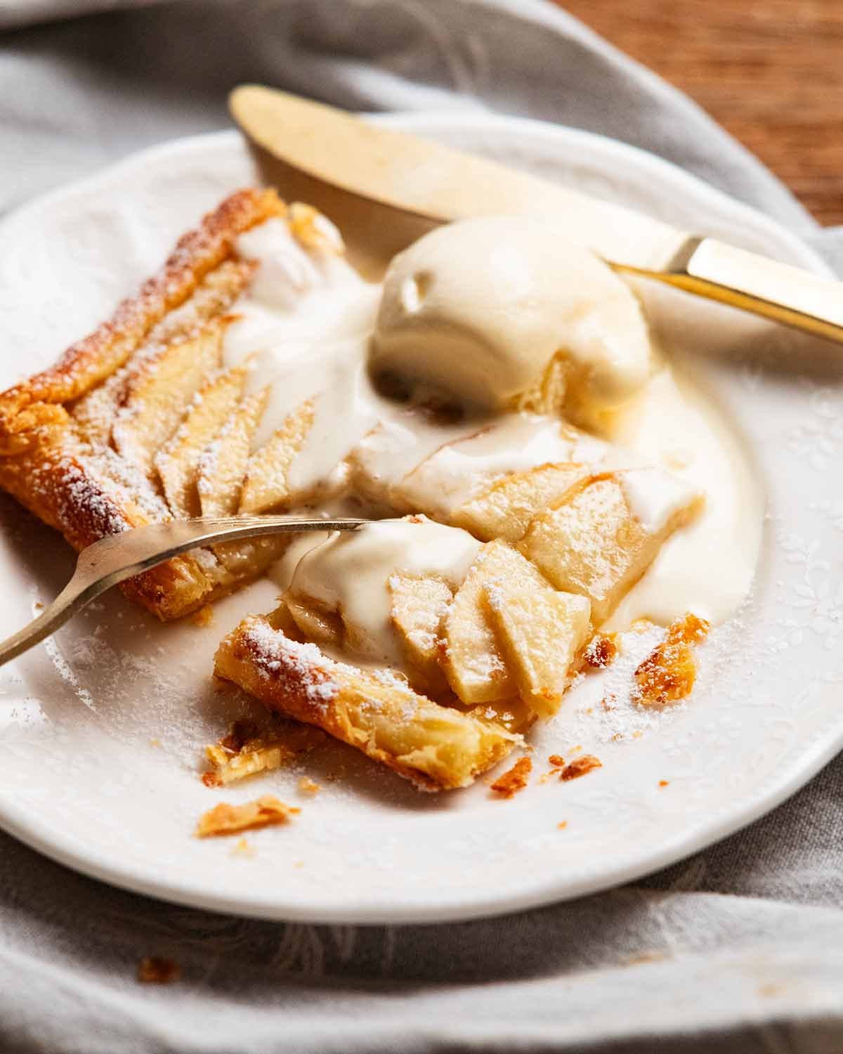 Pastel de manzana francés fácil (postre de hojaldre)