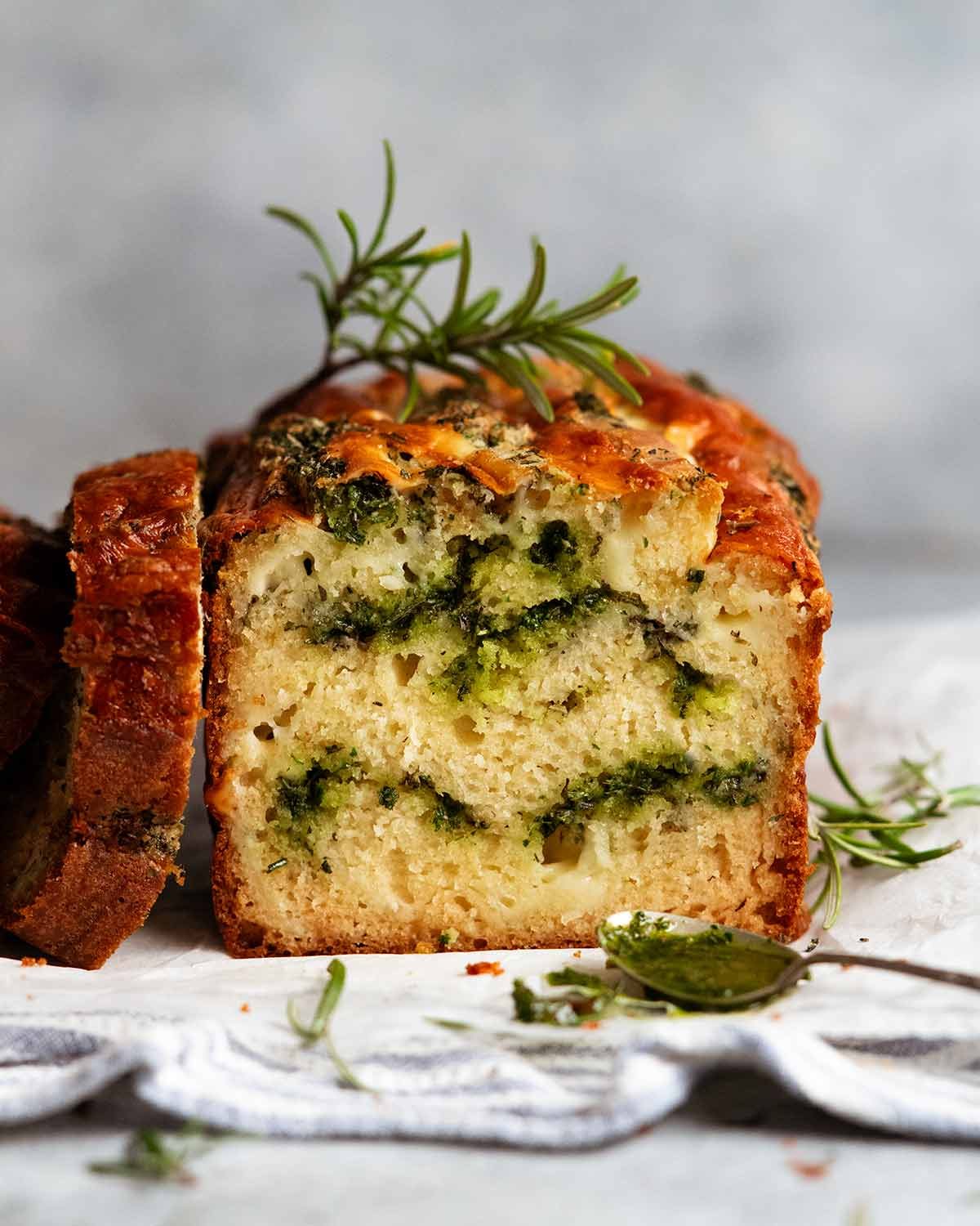 Queso, hierba y pan de ajo rápido