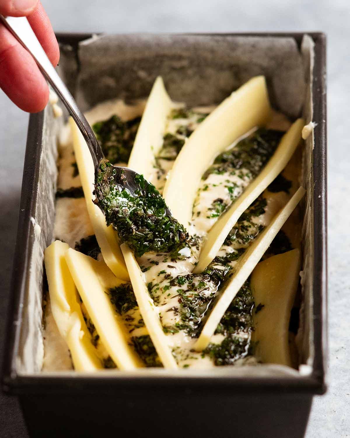Queso, hierba y pan de ajo rápido