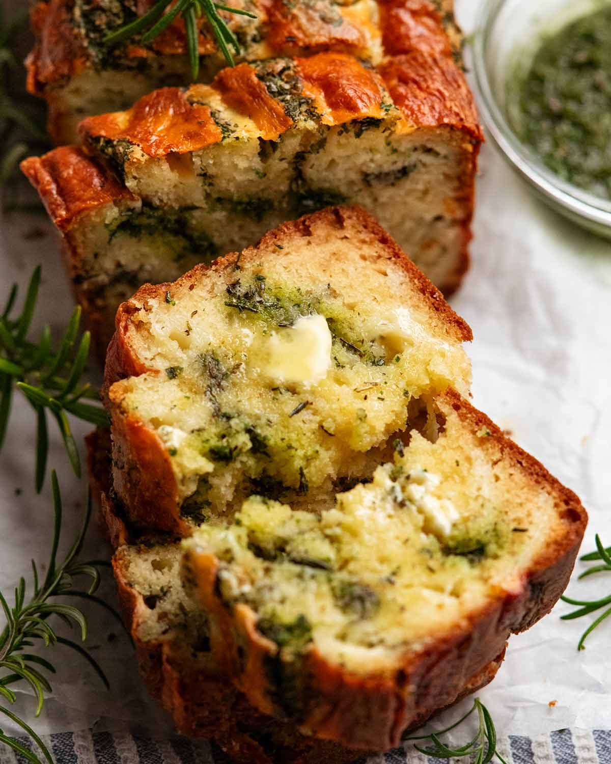 Queso, hierba y pan de ajo rápido