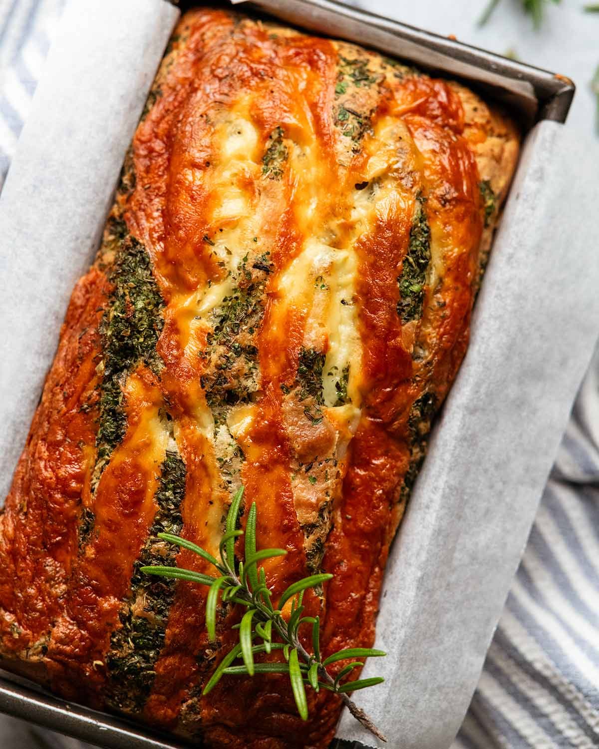 Queso, hierba y pan de ajo rápido