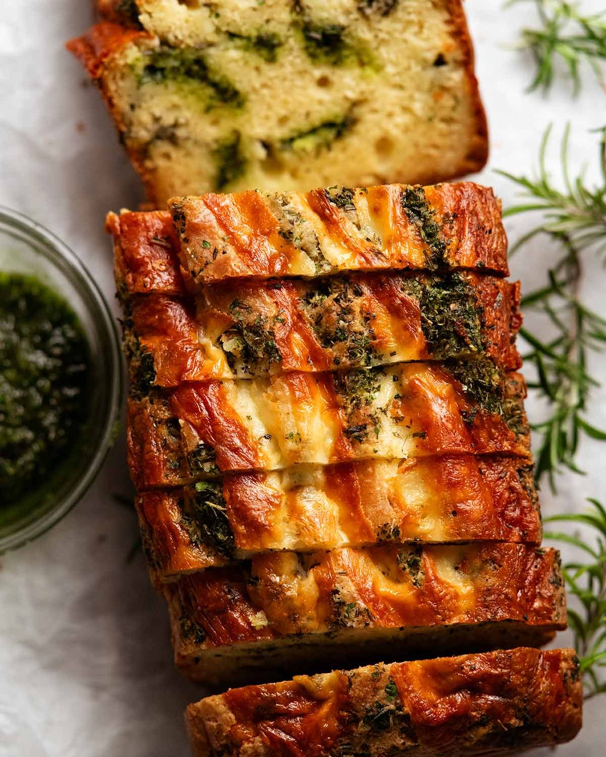 Queso, hierba y pan de ajo rápido